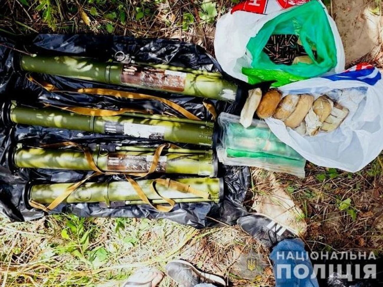 Вилучені предмети слідчі передали на проведення експертизи