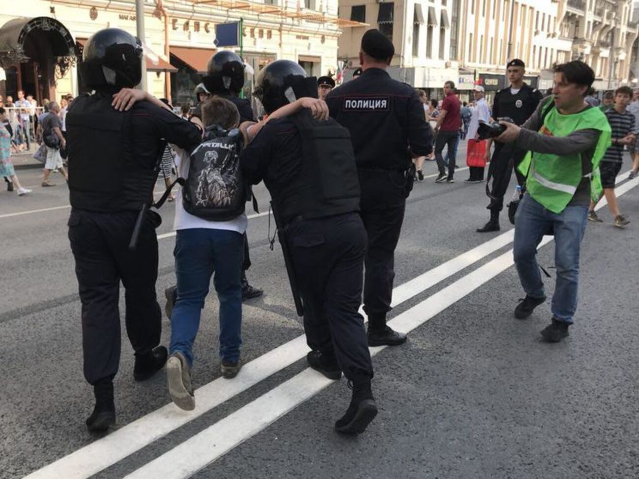 Одного из подростков задержали, когда он шел по Тверской