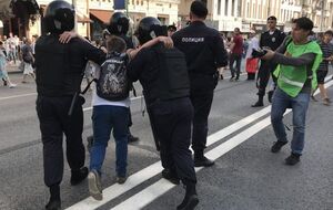 Одного из подростков задержали, когда он шел по Тверской