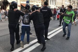 Одного из подростков задержали, когда он шел по Тверской