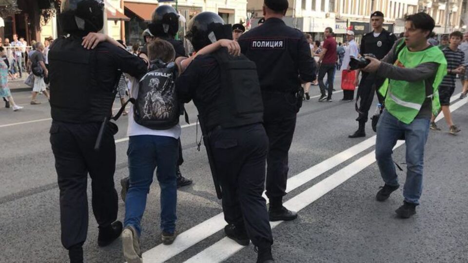 Одного из подростков задержали, когда он шел по Тверской