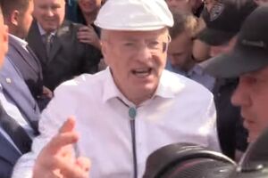 Жириновський прийшов на акцію проти підвищення пенсійного віку