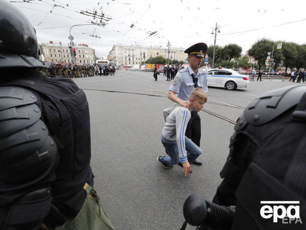 За участие в митингах по всей России было задержано около 300 человек