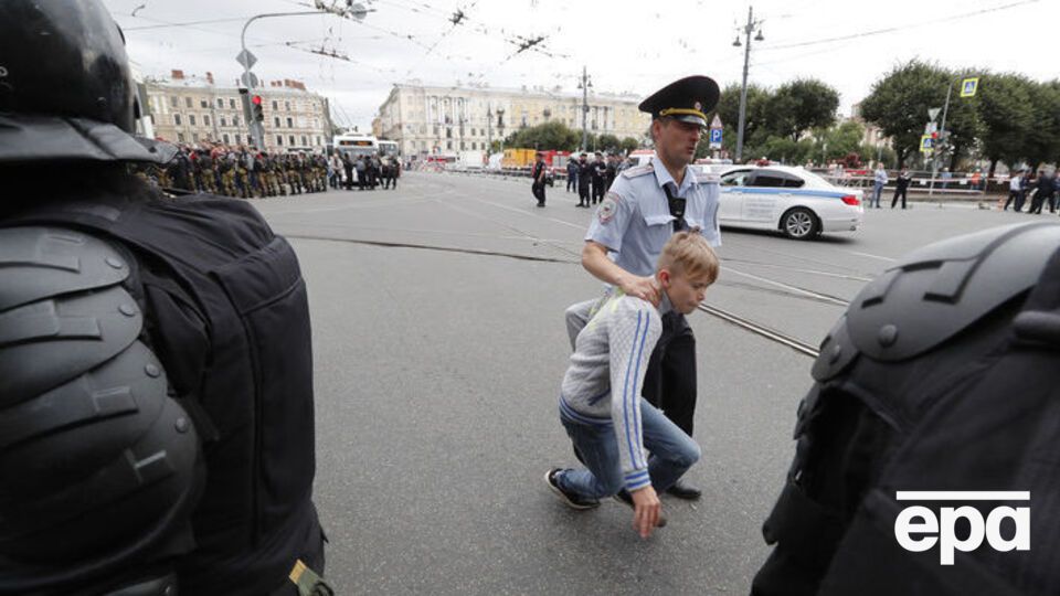 За участь у мітингах по всій Росії було затримано приблизно 300 осіб