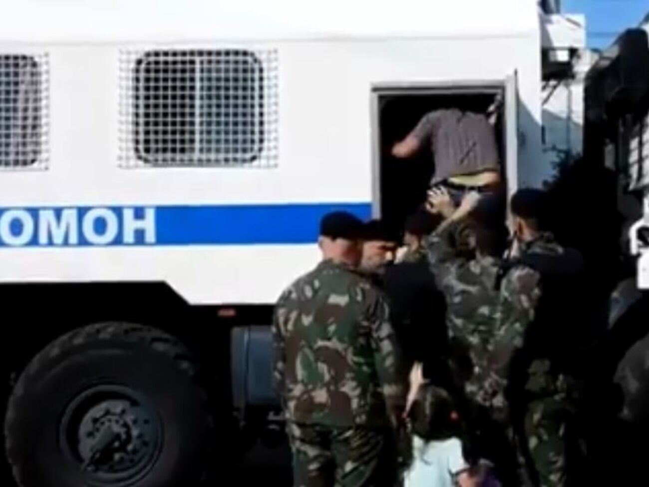 Мужчину затолкали в автозак на глазах у дочки