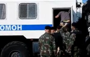 Мужчину затолкали в автозак на глазах у дочки