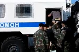 Мужчину затолкали в автозак на глазах у дочки
