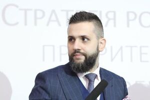 За даними ЗМІ, поки Нефьодова не було в Україні, його квартиру обікрали
