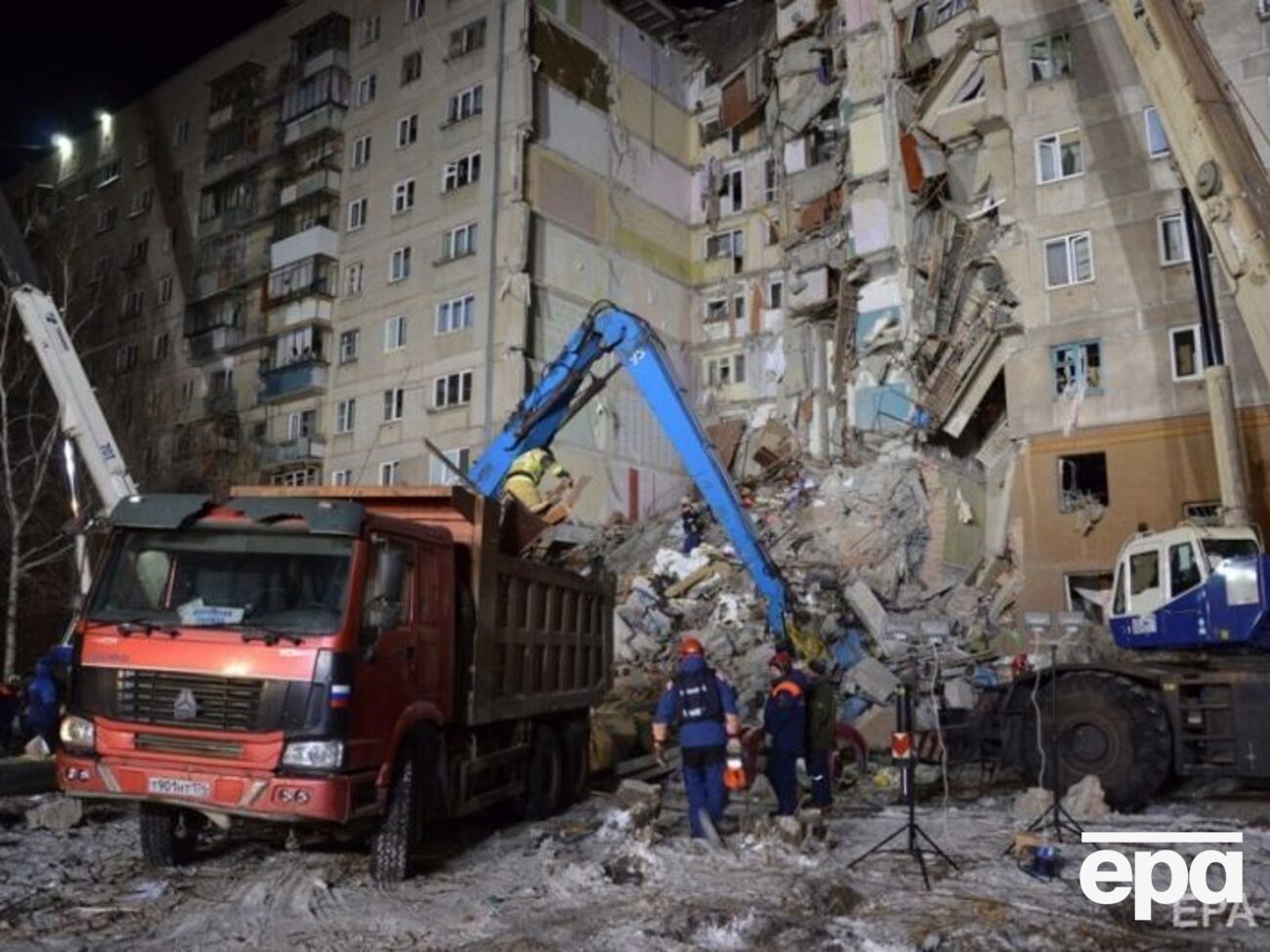 Рятувальники і далі розбирають завали