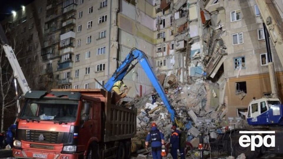 Рятувальники і далі розбирають завали