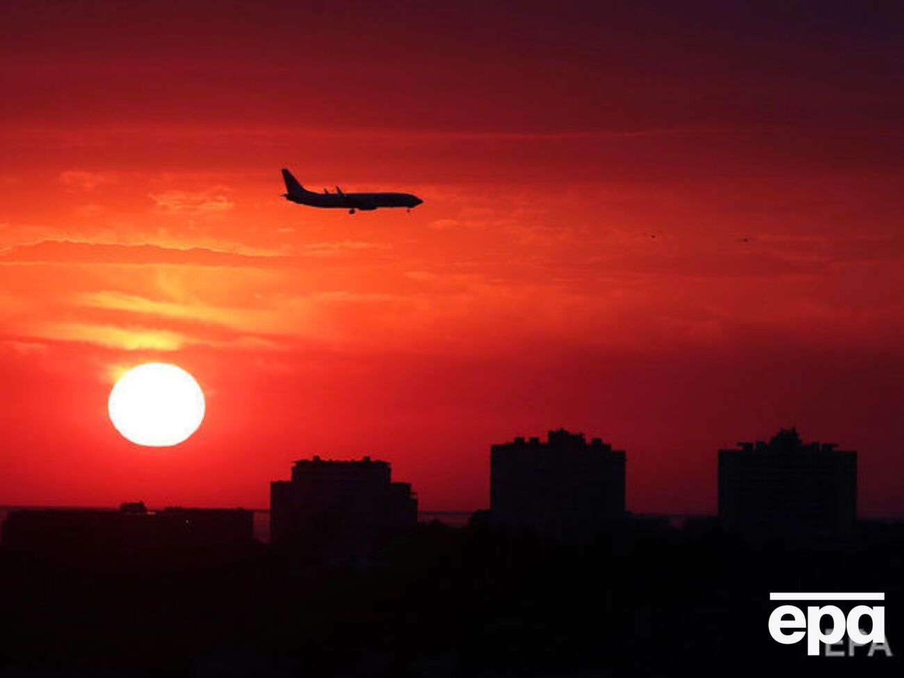 Командир борту вирішив перервати політ і екстрено приземлитися в найближчому аеропорту