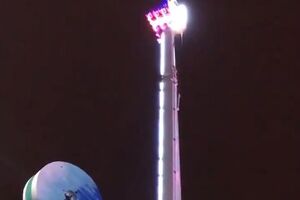 Восемь человек застряли на высоте 52 метра