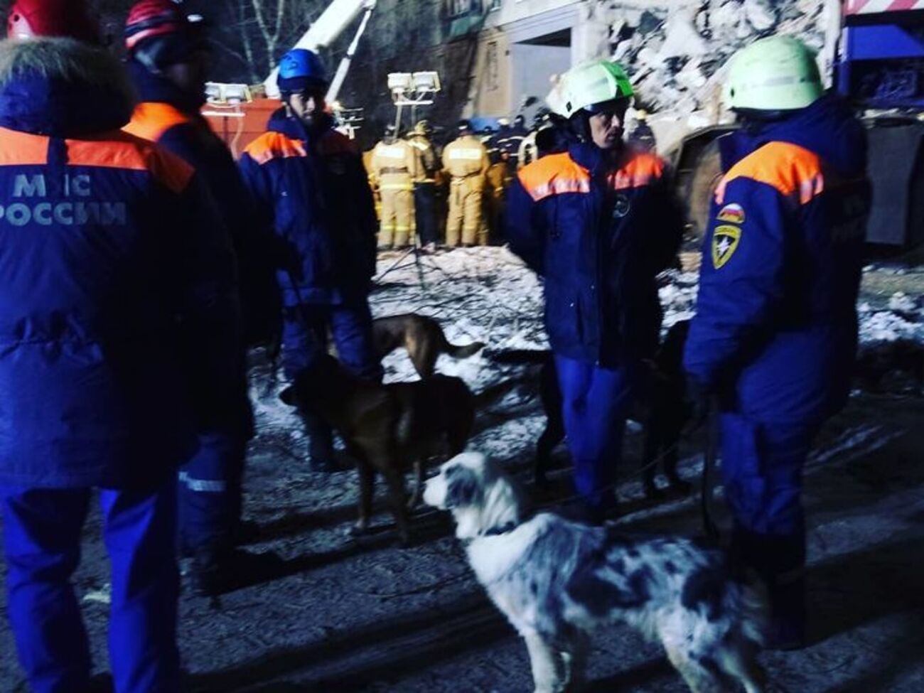 Спасатели достали из-под развалин еще два тела