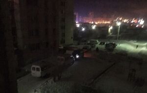 Возле оцепленного дома стоят машины силовиков
