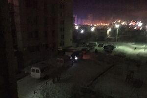 Біля оточеного будинку стоять машини силовиків