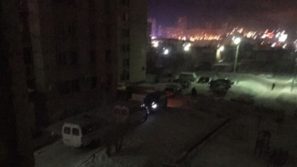 Біля оточеного будинку стоять машини силовиків