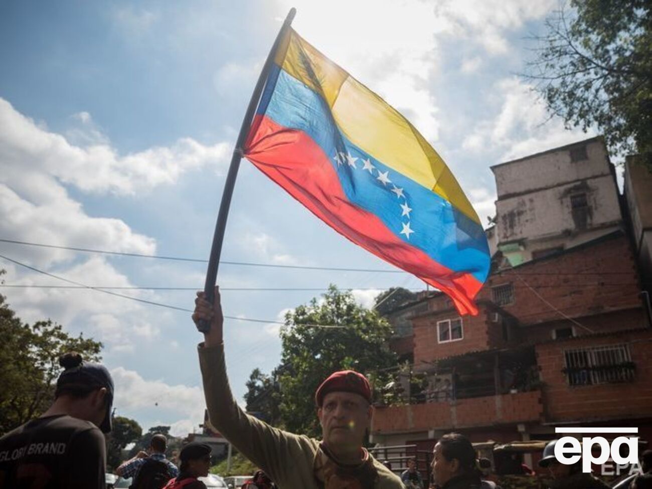 Експерти називають причинами інфляції у країні низькі ціни на нафту, скорочення її видобування, а також провальну економічну політику уряду Венесуели