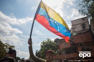 Эксперты называют причинами инфляции в стране низкие цены на нефть, сокращение ее добычи, а также провальную экономическую политику властей Венесуэлы