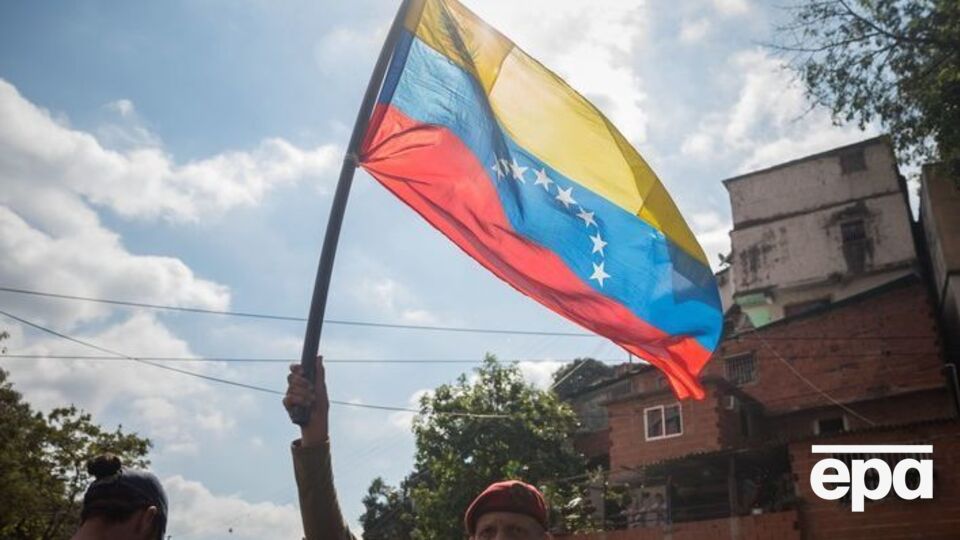 Експерти називають причинами інфляції у країні низькі ціни на нафту, скорочення її видобування, а також провальну економічну політику уряду Венесуели