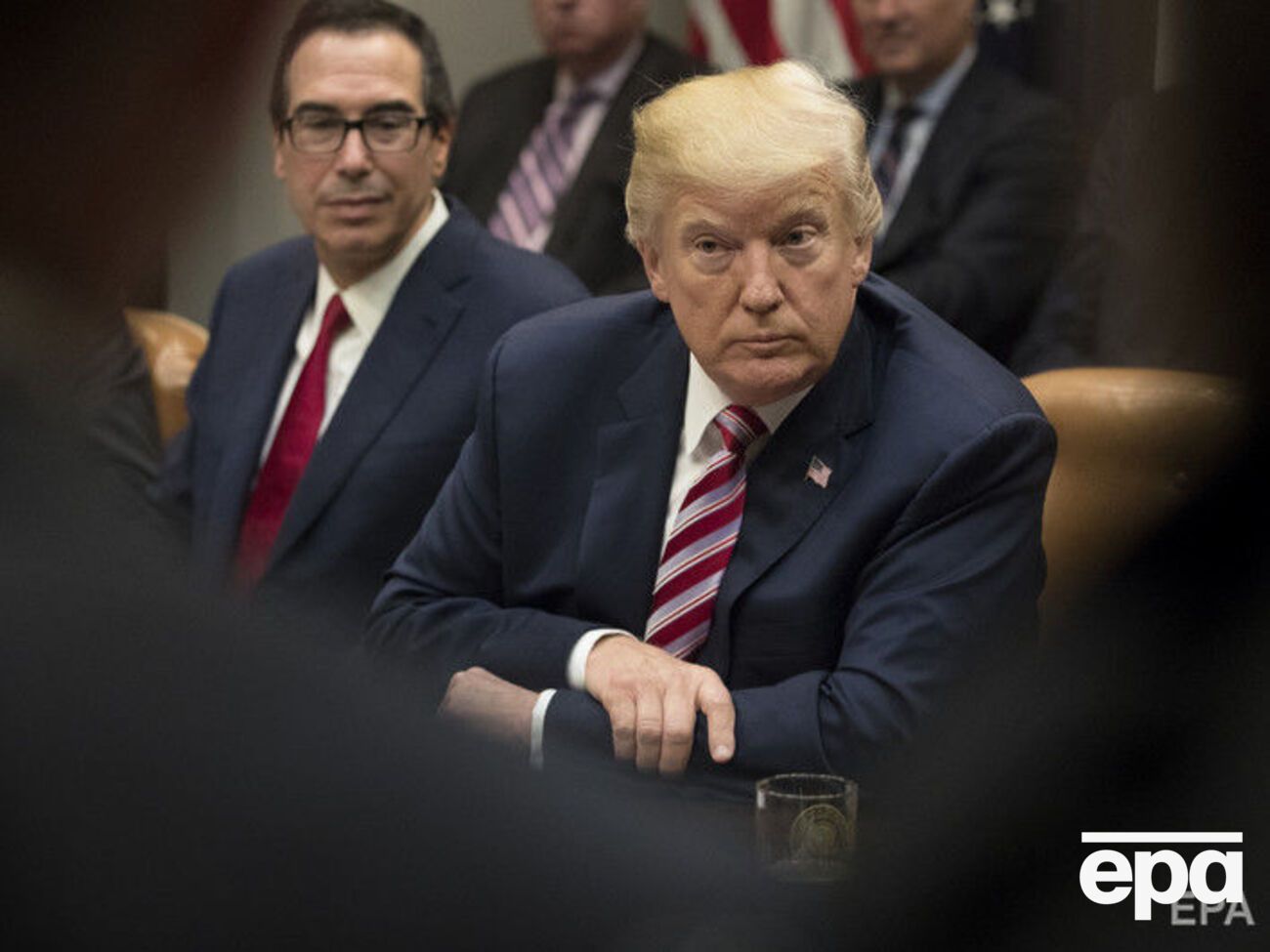Мнучин (слева) может поехать в Давос вместо Трампа