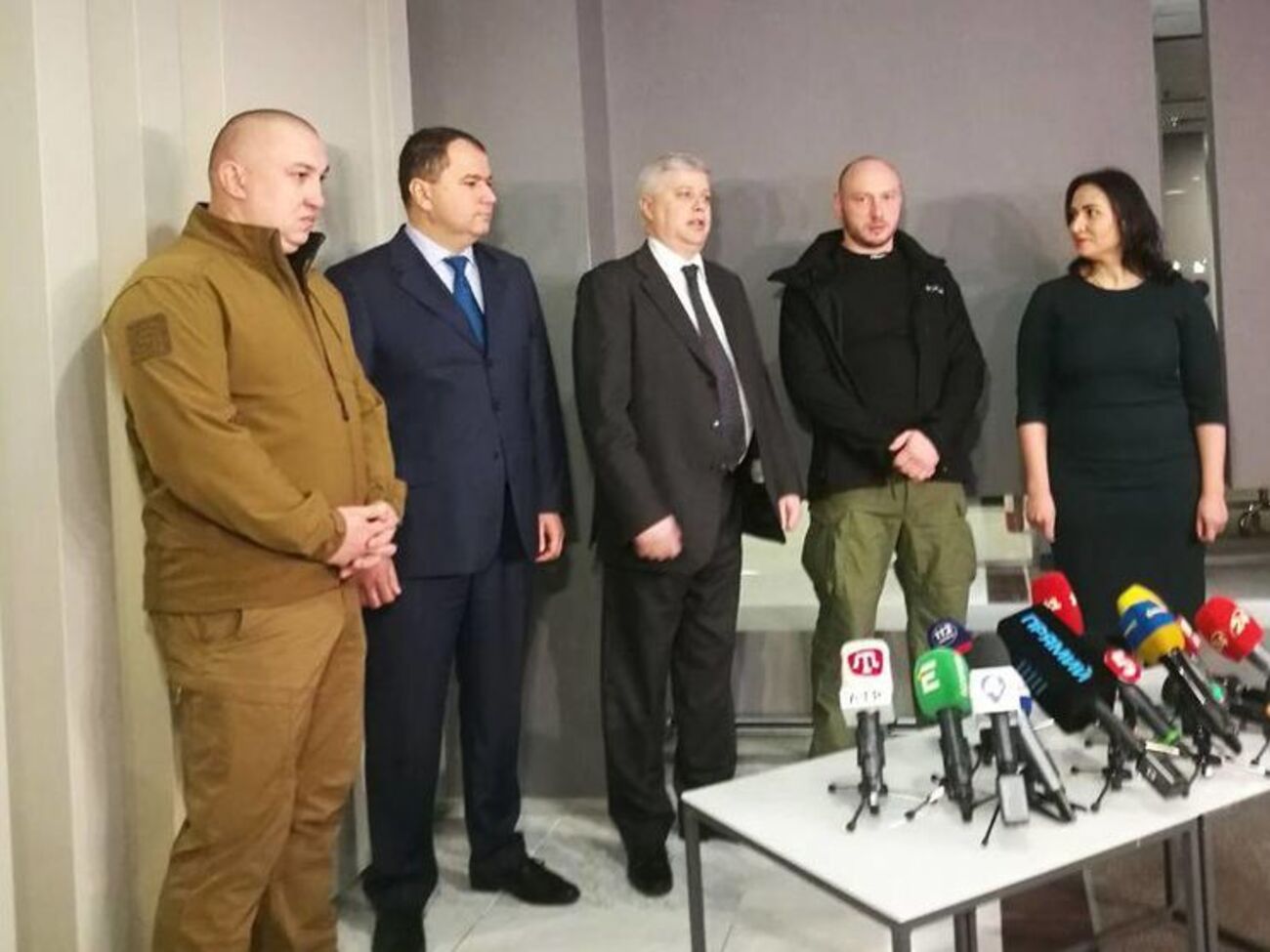 Новичков (второй справа) вернулся в Украину