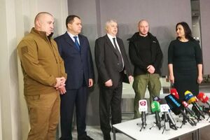 Новічков (другий праворуч) повернувся в Україну