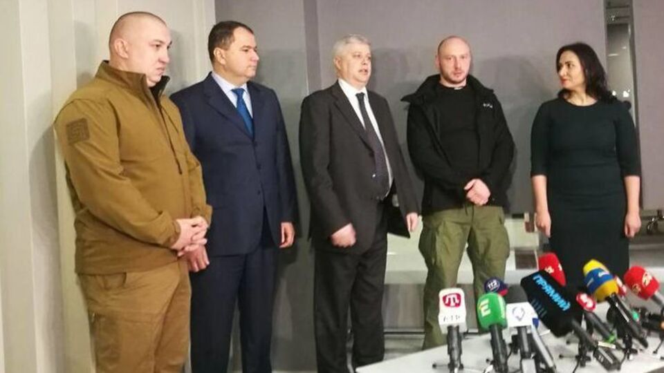 Новічков (другий праворуч) повернувся в Україну