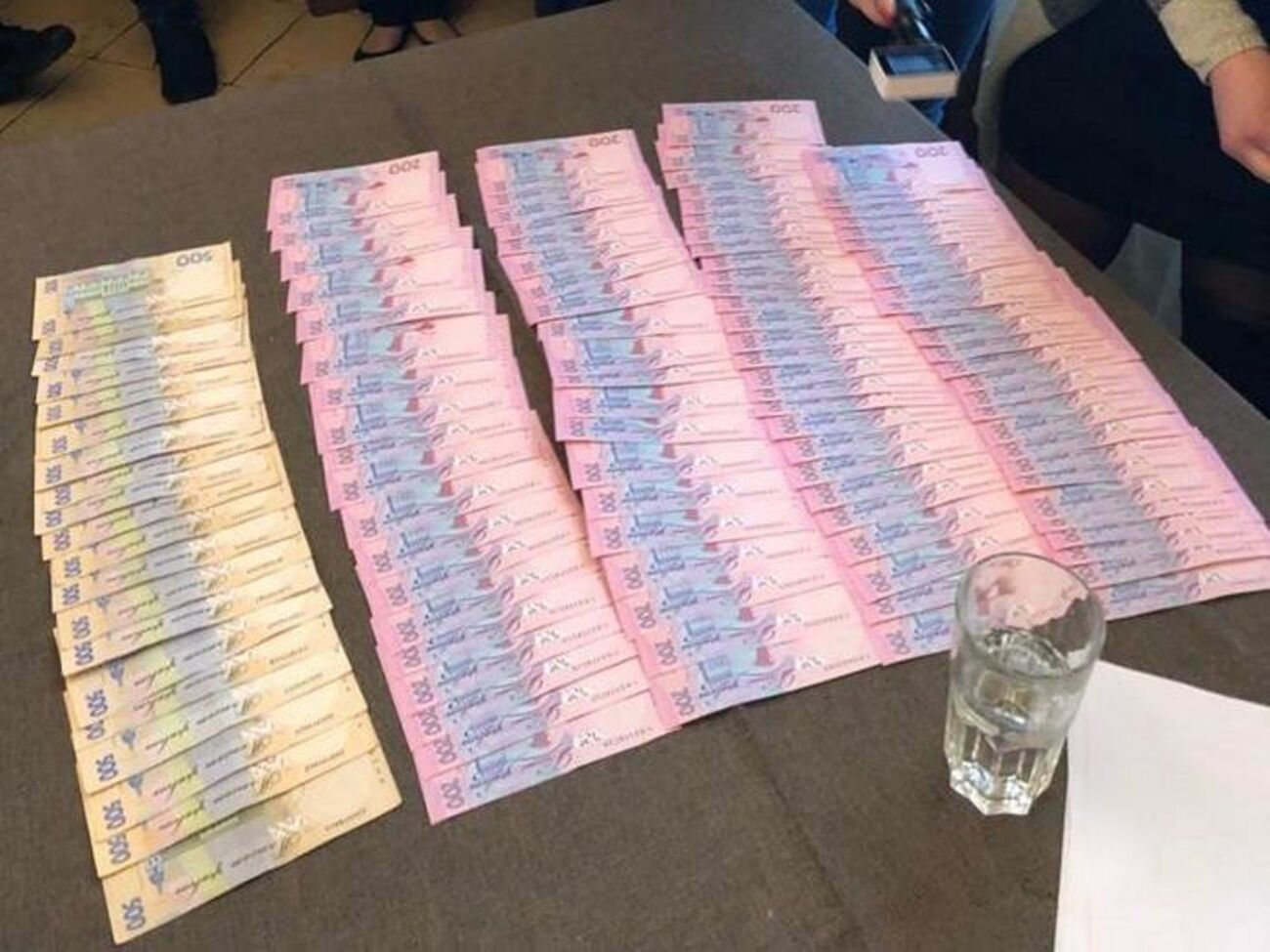 Оперативники СБУ затримали чиновницю в одному з ресторанів Вінниці під час отримання частини хабара в розмірі 30 тис. грн