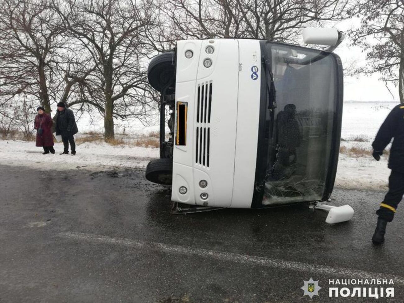 Водій не впорався з керуванням, автобус перекинувся, зазначили в поліції