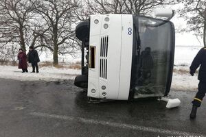 Водій не впорався з керуванням, автобус перекинувся, зазначили в поліції