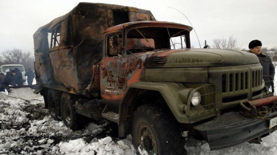 Сгоревший в результате обстрела автомобиль ЗИЛ-131