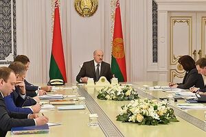 Лукашенко: Надо успокоиться и прекратить эти разговоры, что кто-то кого-то наклонил или наклоняет