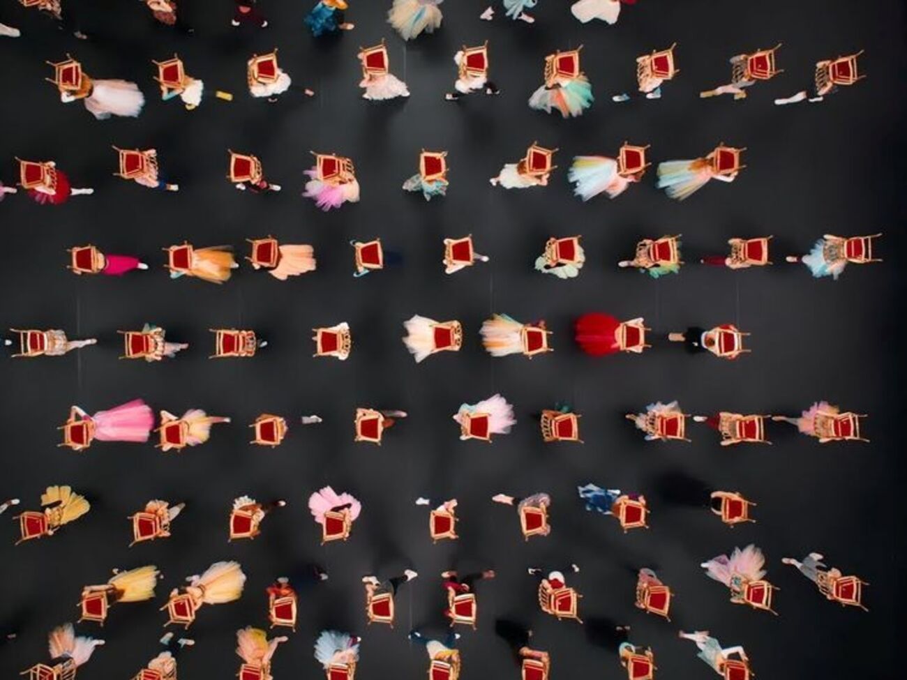 В ролике показан кастинг актрис для рекламы парфюма