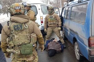 Чоловіка затримали під час придбання чергової партії вогнепальної зброї