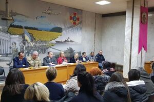 Денісова зустрілася з родичами моряків в Одесі