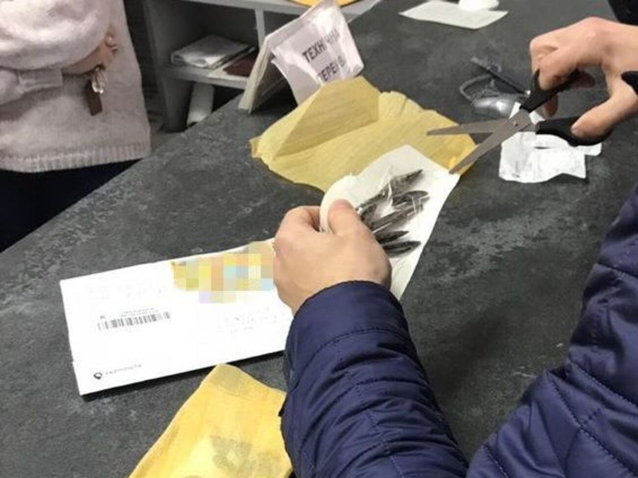Правоохоронці затримали контрабандиста у поштовому відділенні під час відправлення до РФ колекції старожитностей