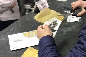 Правоохоронці затримали контрабандиста у поштовому відділенні під час відправлення до РФ колекції старожитностей