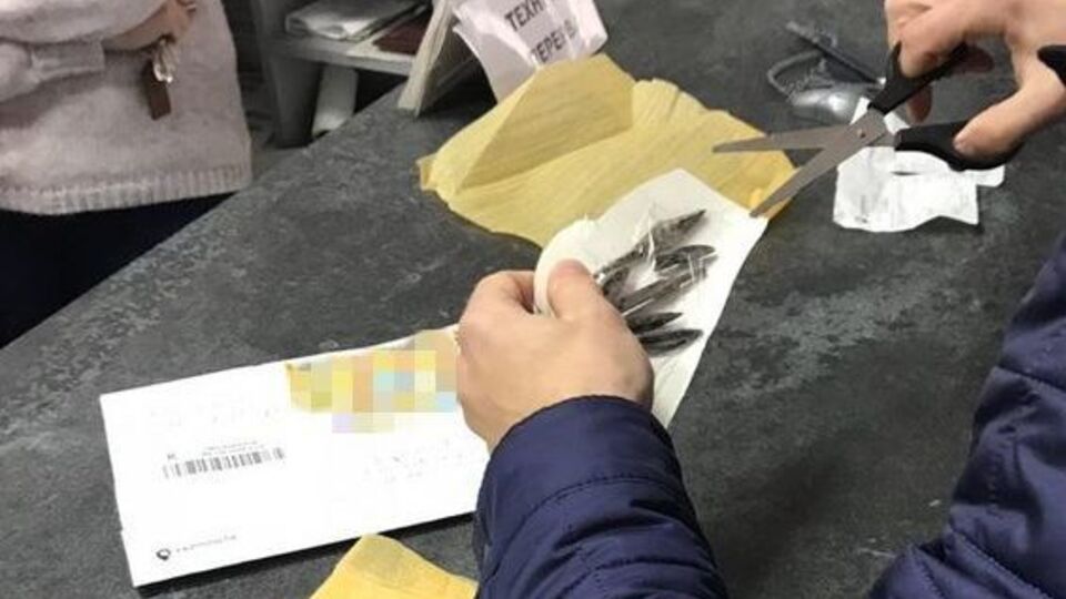 Правоохоронці затримали контрабандиста у поштовому відділенні під час відправлення до РФ колекції старожитностей