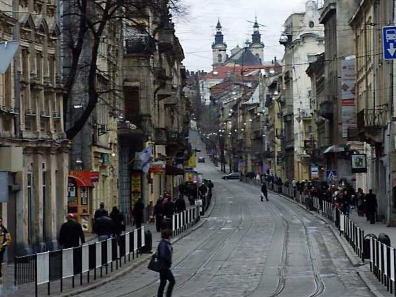 Вулиця Дорошенка розташована у центрі Львова