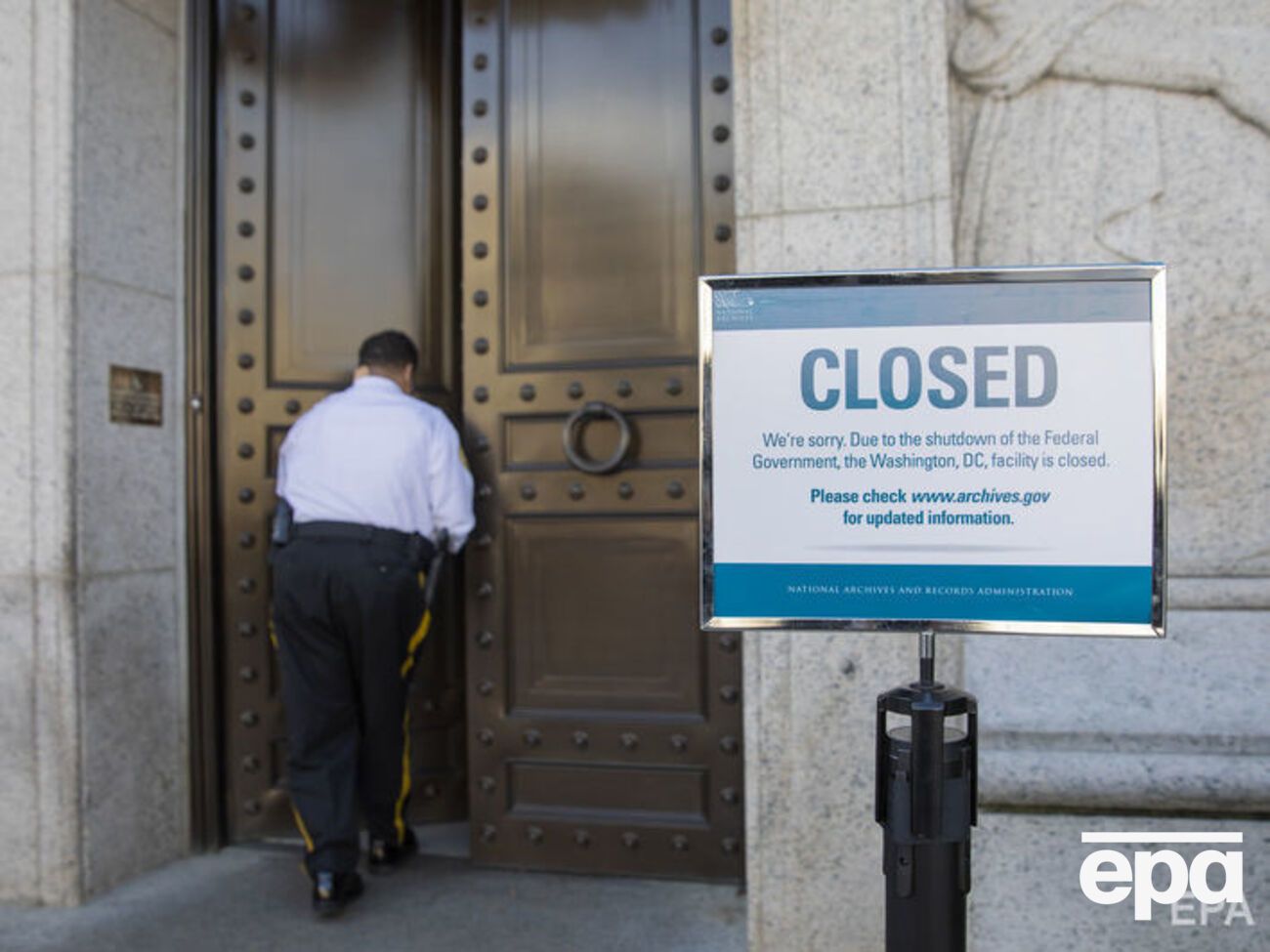 800 тыс. сотрудников федерального правительства сейчас не получают зарплату