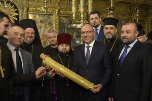 У Стамбулі Петровський (крайній праворуч) сфотографувався поруч із Парубієм