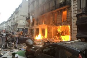 Взрыв повредил здание и находящийся рядом транспорт