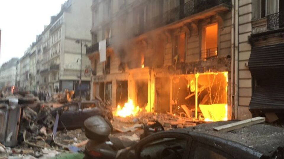 Взрыв повредил здание и находящийся рядом транспорт