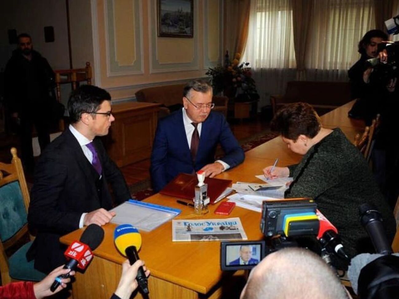 Гриценко (у центрі) заявив, що він теж вносив гроші як заставу