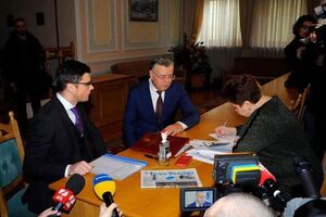 Гриценко (в центре) заявил, что он тоже вносил деньги в качестве залога