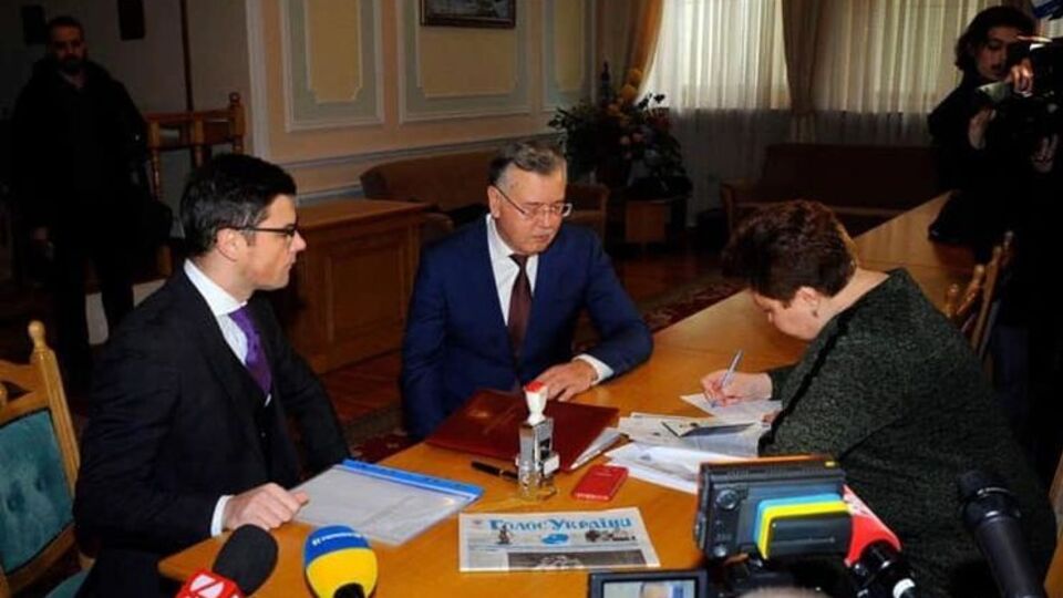 Гриценко (у центрі) заявив, що він теж вносив гроші як заставу