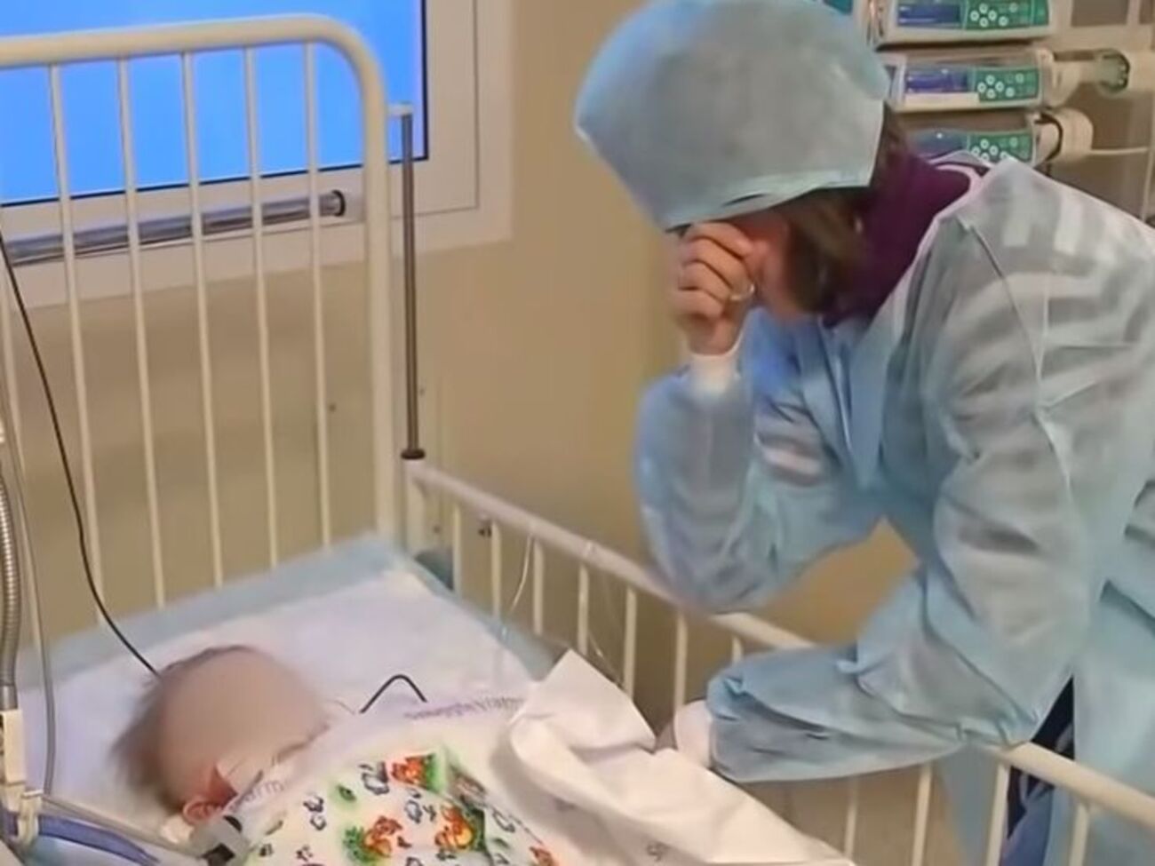 В ночь, когда мальчик находился под завалами, температура воздуха на улице достигала -27 &deg;С