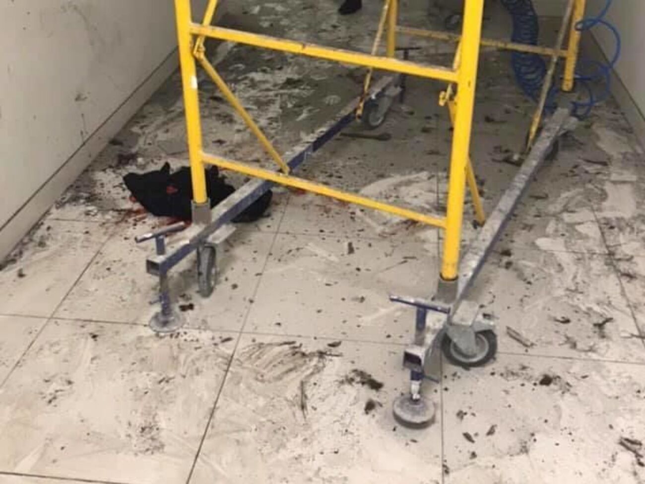 У поліції розповіли про стан постраждалого під час вибуху в ТЦ у Києві