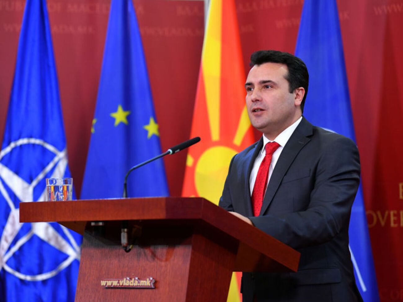 Заев уже называет свою страну Северной Македонией