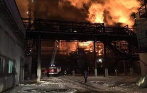 На месте пожара звучат взрывы